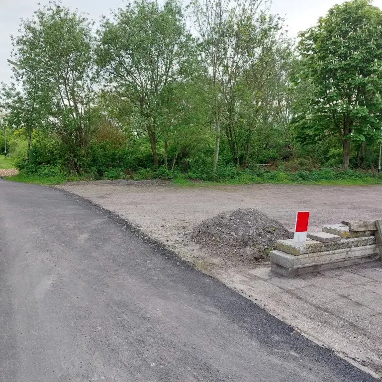 Aanhelen rijpad naar parkeerplaats