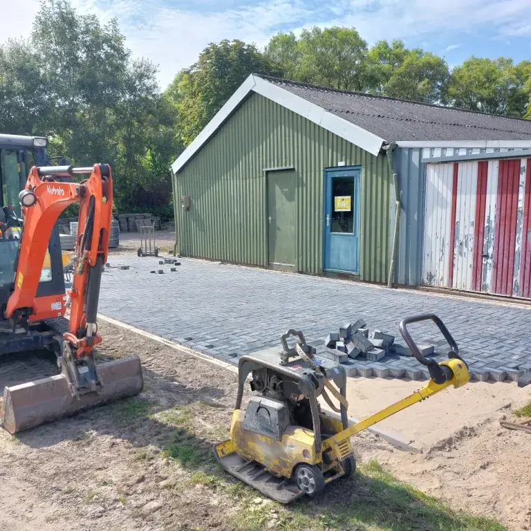 Opknappen bestrating voor toiletingang